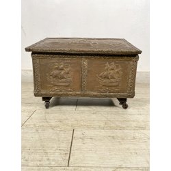 ANTICO BAULE PORTA-LEGNA ROTELLE LEGNO RAME SBALZATO DECORO VELIERI XIX sec UK