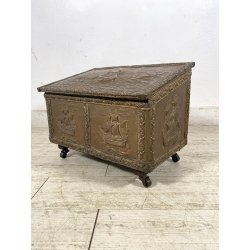 ANTICO BAULE PORTA-LEGNA ROTELLE LEGNO RAME SBALZATO DECORO VELIERI XIX sec UK