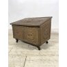 ANTICO BAULE PORTA-LEGNA ROTELLE LEGNO RAME SBALZATO DECORO VELIERI XIX sec UK