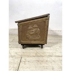 ANTICO BAULE PORTA-LEGNA ROTELLE LEGNO RAME SBALZATO DECORO VELIERI XIX sec UK