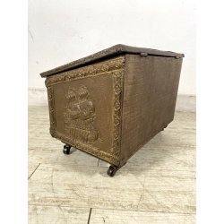 ANTICO BAULE PORTA-LEGNA ROTELLE LEGNO RAME SBALZATO DECORO VELIERI XIX sec UK