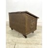 ANTICO BAULE PORTA-LEGNA ROTELLE LEGNO RAME SBALZATO DECORO VELIERI XIX sec UK