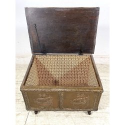 ANTICO BAULE PORTA-LEGNA ROTELLE LEGNO RAME SBALZATO DECORO VELIERI XIX sec UK
