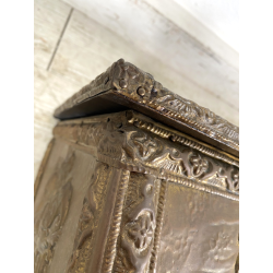 ANTICO BAULE PORTA-LEGNA ROTELLE LEGNO RAME SBALZATO DECORO VELIERI XIX sec UK