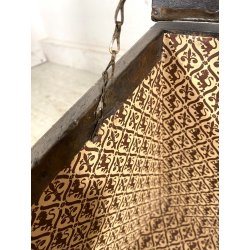 ANTICO BAULE PORTA-LEGNA ROTELLE LEGNO RAME SBALZATO DECORO VELIERI XIX sec UK
