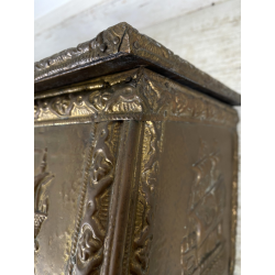 ANTICO BAULE PORTA-LEGNA ROTELLE LEGNO RAME SBALZATO DECORO VELIERI XIX sec UK