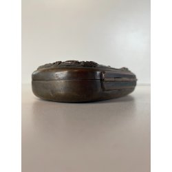 ANTICA SCATOLA TASCA METALLO ARGENTATO DECORO SBALZO PORTAGIOIE PORTATABACCO XIX