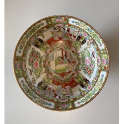 GRANDE CIOTOLA PORCELLANA CINESE DECORO ISTORIATO FAMILLE ROSE  ø 36,5cm '50
