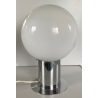 LAMPADA TAVOLO DESIGN MODERNO BASE METALLO CROMATO SFERA VETRO OPALINO H36cm '70