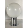 LAMPADA TAVOLO DESIGN MODERNO BASE METALLO CROMATO SFERA VETRO OPALINO H36cm '70
