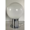LAMPADA TAVOLO DESIGN MODERNO BASE METALLO CROMATO SFERA VETRO OPALINO H36cm '70