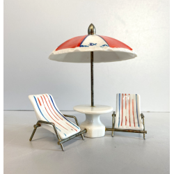SET SPIAGGIA BAMBOLE MINIATURA CERAMICA METALLO SDRAIO OMBRELLONE DOLLHOUSE '50