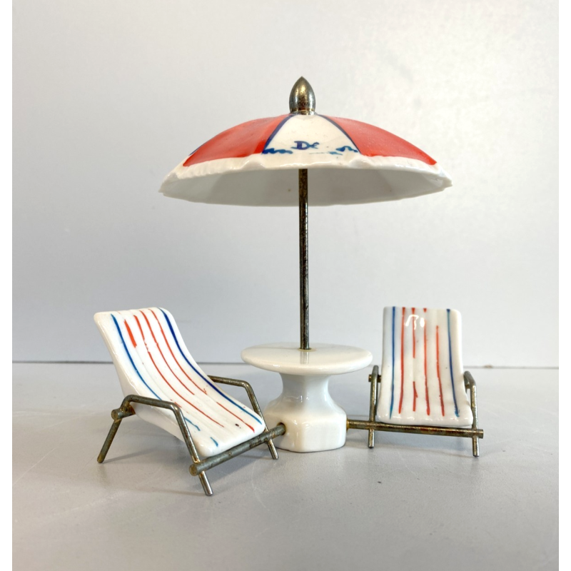 SET SPIAGGIA BAMBOLE MINIATURA CERAMICA METALLO SDRAIO OMBRELLONE DOLLHOUSE '50