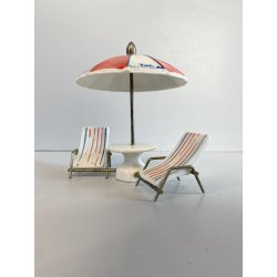 SET SPIAGGIA BAMBOLE MINIATURA CERAMICA METALLO SDRAIO OMBRELLONE DOLLHOUSE '50
