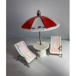 SET SPIAGGIA BAMBOLE MINIATURA CERAMICA METALLO SDRAIO OMBRELLONE DOLLHOUSE '50