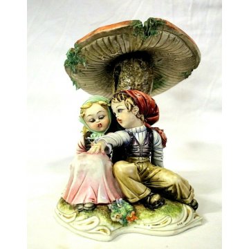 ANTICA CERAMICA Capodimonte Tiziano Galli FIGURA BIMBI INNAMORATI FUNGO ITALIA