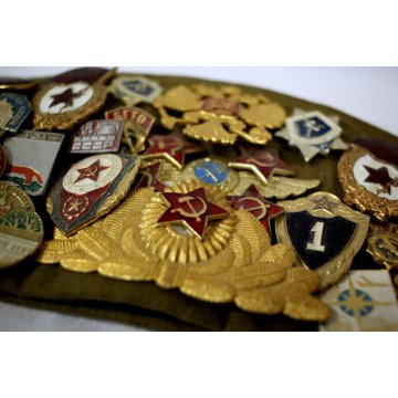 VECCHIO BASCO MEDAGLIE DISTINTIVI RUSSIAN SOVIET MILITARY CAP HAT BERET BADGES