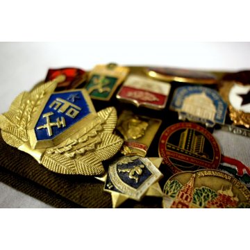 VECCHIO BASCO MEDAGLIE DISTINTIVI RUSSIAN SOVIET MILITARY CAP HAT BERET BADGES