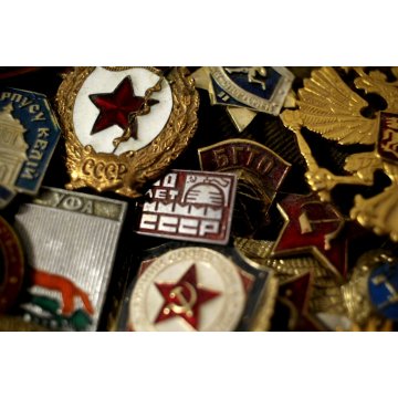 VECCHIO BASCO MEDAGLIE DISTINTIVI RUSSIAN SOVIET MILITARY CAP HAT BERET BADGES