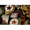VECCHIO BASCO MEDAGLIE DISTINTIVI RUSSIAN SOVIET MILITARY CAP HAT BERET BADGES