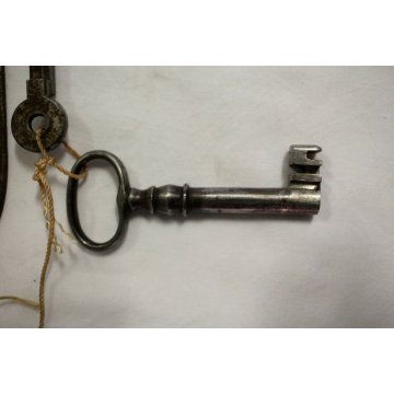 GRANDE RARA ANTICA SERRATURA ferro battuto con CHIAVE 800 DOOR LOCK IRON KEY   