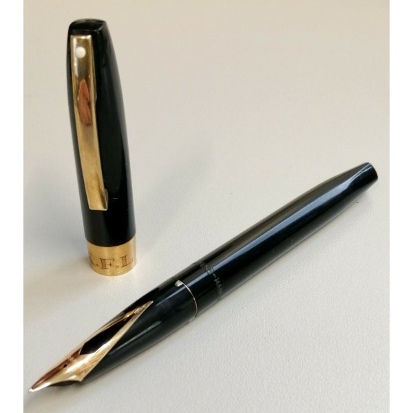 Lidded penna stilografica e aperto pot di inchiostro nero, vicino Foto  stock - Alamy